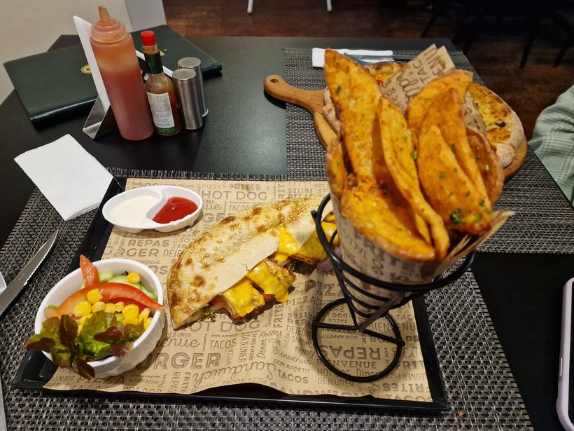 Quesadilla fondante et cornet de pommes de terre épaisses rôties aux herbes, avec salade et sauces
